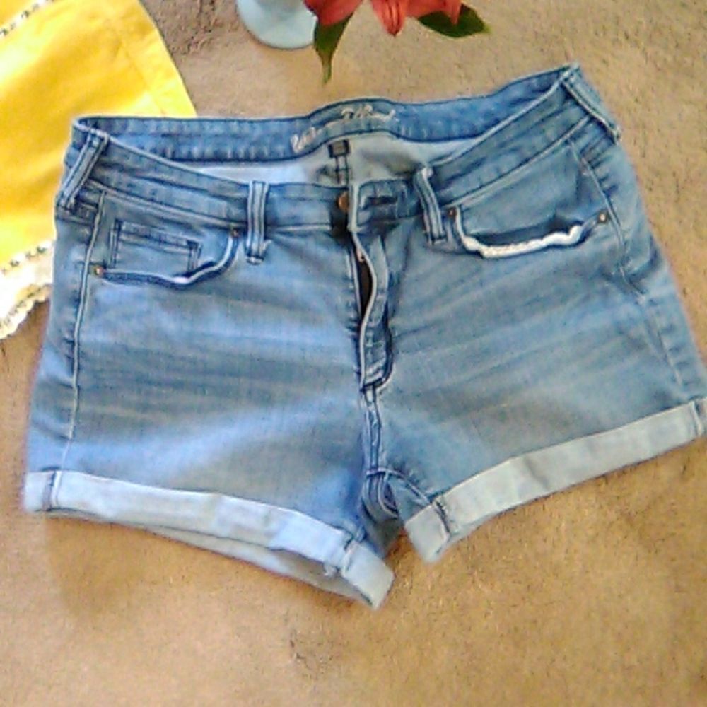 Bundle of Universal Thread and Gap Shorts - Picture 3 of 13